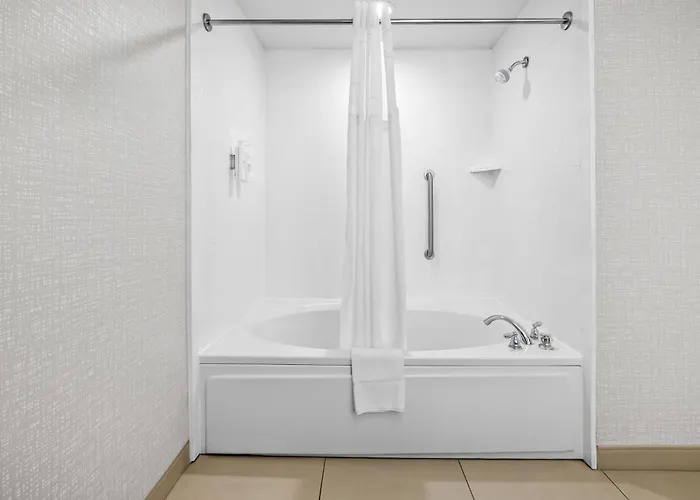 Hampton West 4*