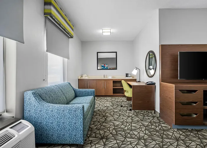 Hampton West Hotel 4*